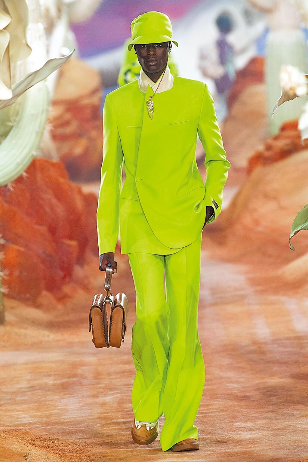 Dior Tailleur Oblique單釦斜裁西裝出現街頭感十足的螢光綠。（Dior提供）