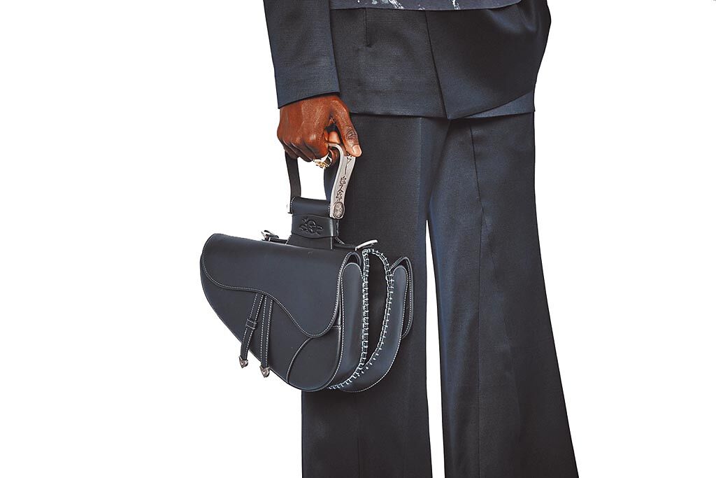 Dior男士Saddle馬鞍包採用雙包袋設計，利用馬鐙提把串聯。（Dior提供）