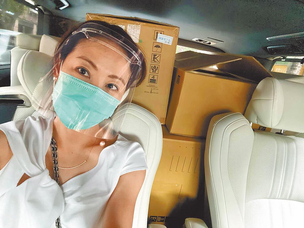 賈永婕在疫情爆發後每天奔波醫院送愛心便當及醫療物資。 （摘自臉書）