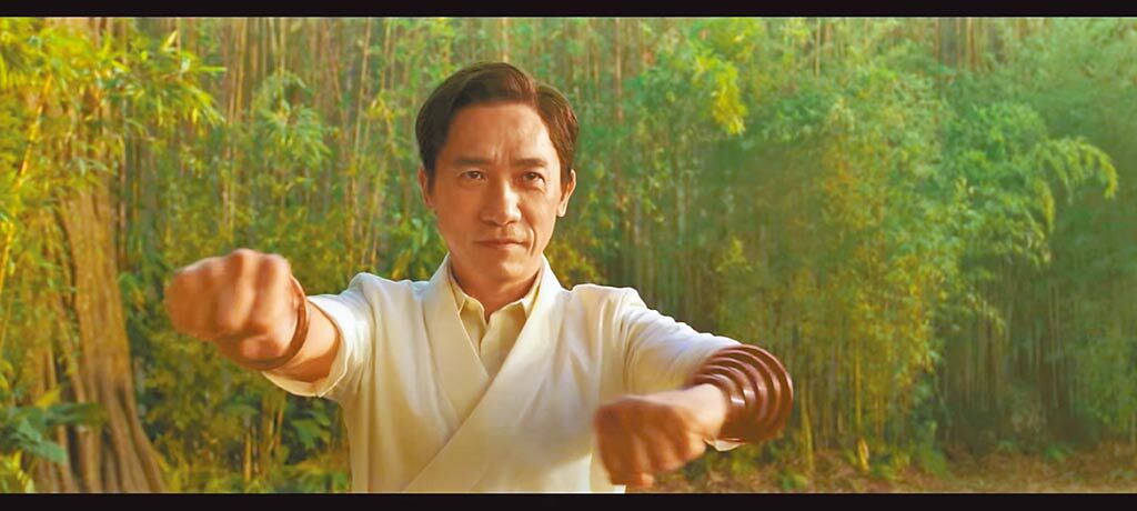 梁朝偉在《尚氣與十環傳奇》表現吸睛。（摘自YouTube）