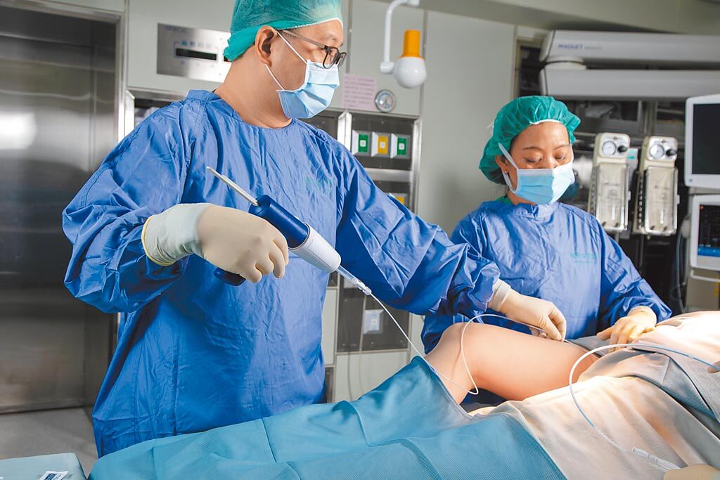 國泰綜合醫院引進新式靜脈膠水治療，提供靜脈曲張患者更完整的治療。（國泰綜合醫院提供）