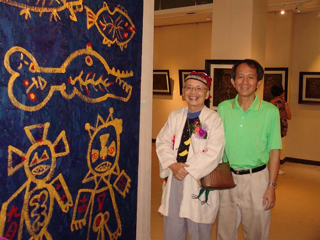 黃炳松（左）與女婿埔里鎮長廖志城出席畫展。（廖志晃攝）