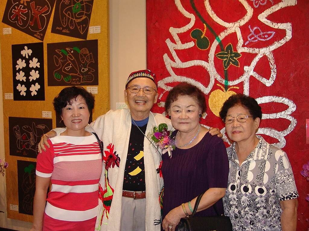 黃炳松（左二）80歲開始繪畫創作，在南投縣文化局開畫展。（廖志晃攝）