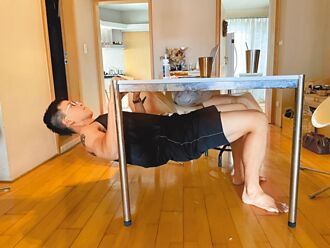 用桌椅練肌力 你家就是健身房