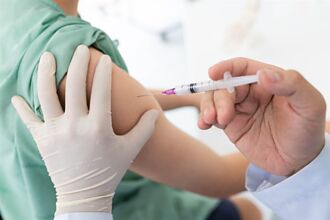 飛特立航空16人打特權疫苗 民航局將開罰