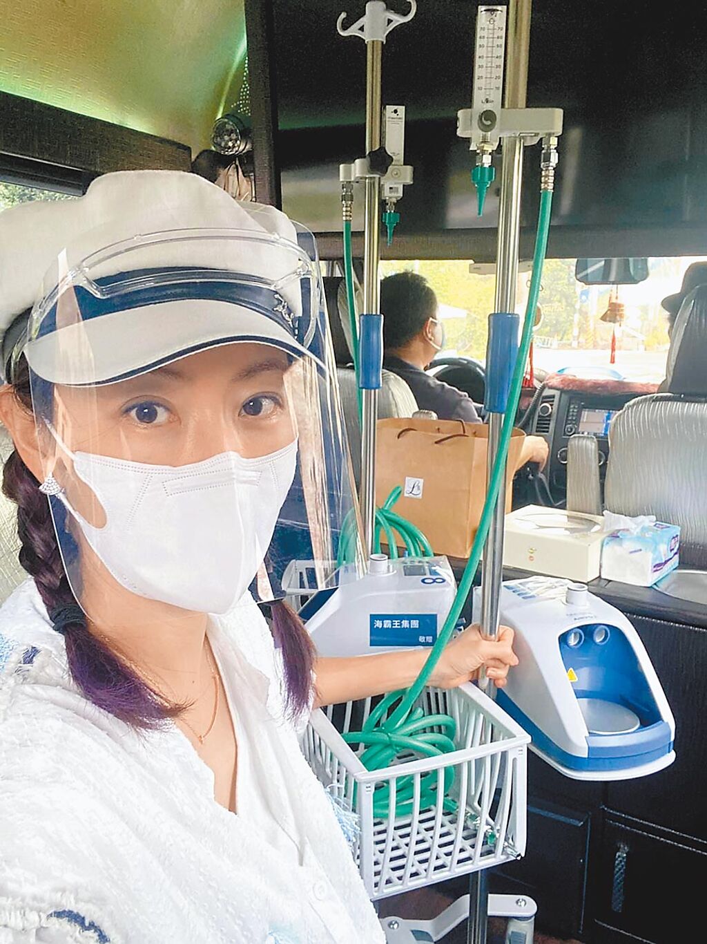 賈永婕昨將借到的兩台HFNC送往屏東的部立醫院。（摘自臉書）