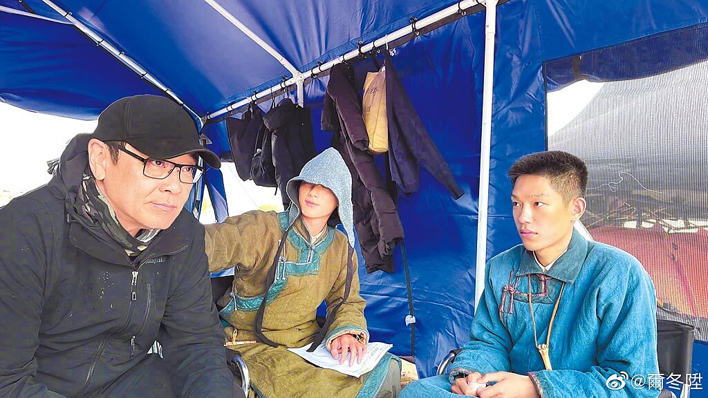爾冬陞（左）近日在內蒙古忙拍新片《海的盡頭是草原》。（摘自微博）