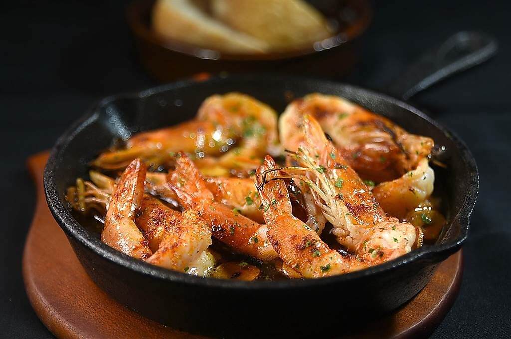 「alma」西班牙料理餐廳外賣菜單中有「蒜香蝦油鮮蝦」。（圖／姚舜）