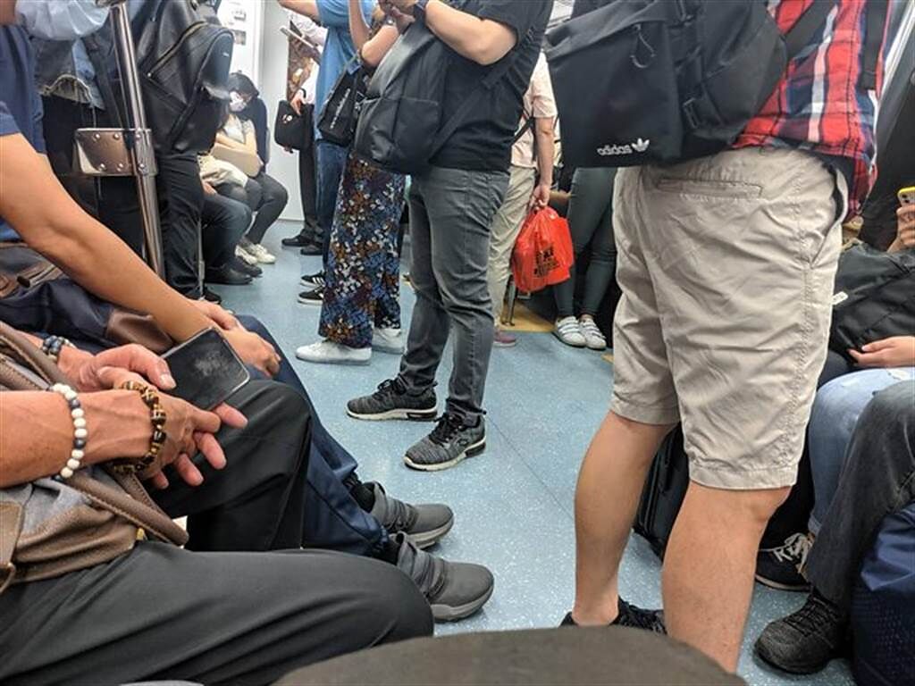 一名網友今早搭乘台鐵發現，乘客與上周相比還要多，令他忍不住問「三級警戒是不是要解除了」。（圖／翻攝自PTT）
