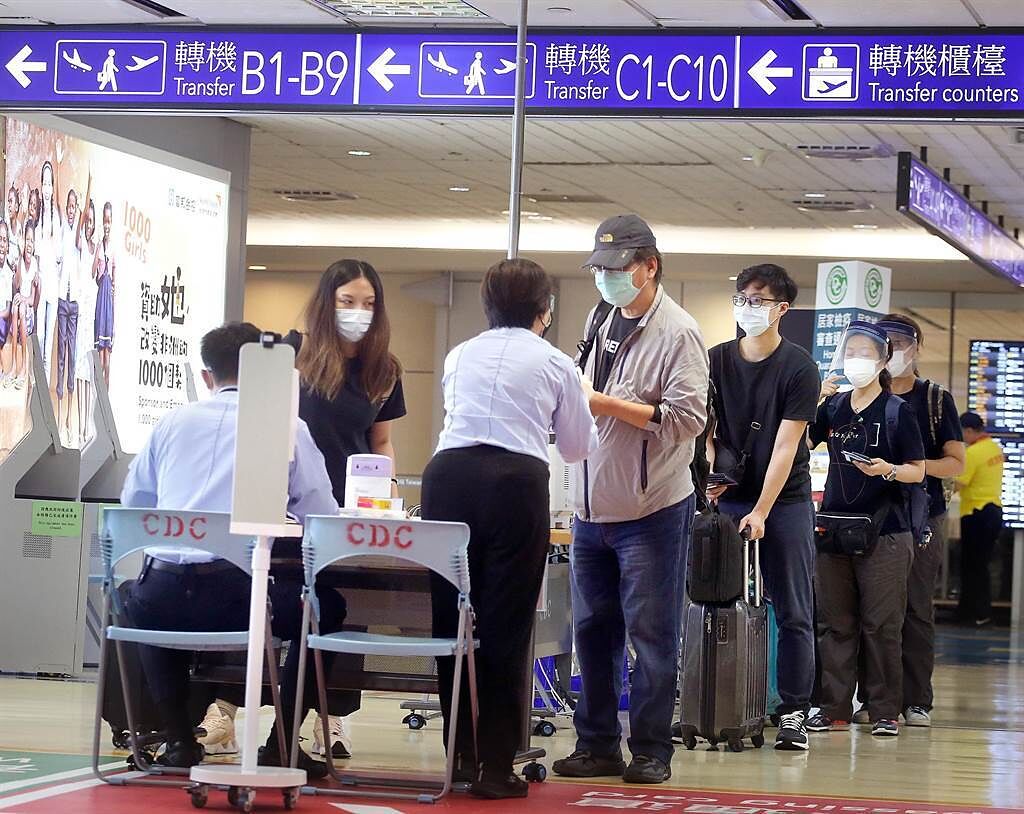 旅澳台人表示，台灣過去1年防疫靠運氣，這次疫情的破口不是3+11、萬華阿公店，而是完全鬆懈的政府。圖為桃園機場入境管制區內剛下機的旅客。（本報系資料照）