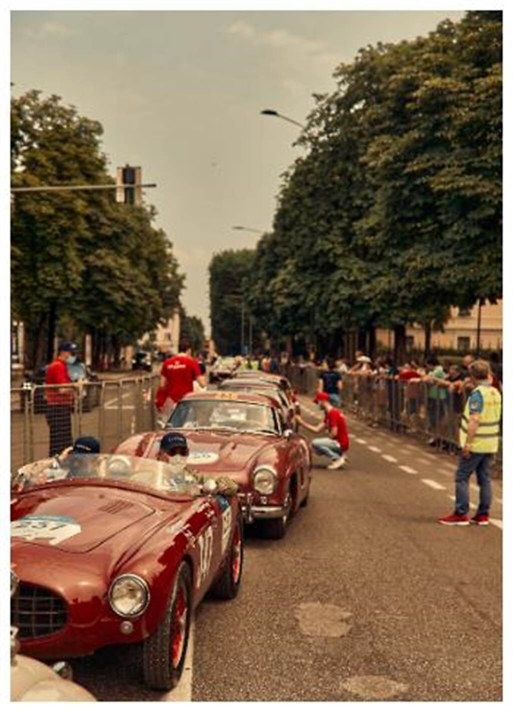 譽為「最美麗的車賽」Mille Miglia千里賽，骨董車等待出發，展開結合美食、美酒和美景之旅。（CHOPARD提供）