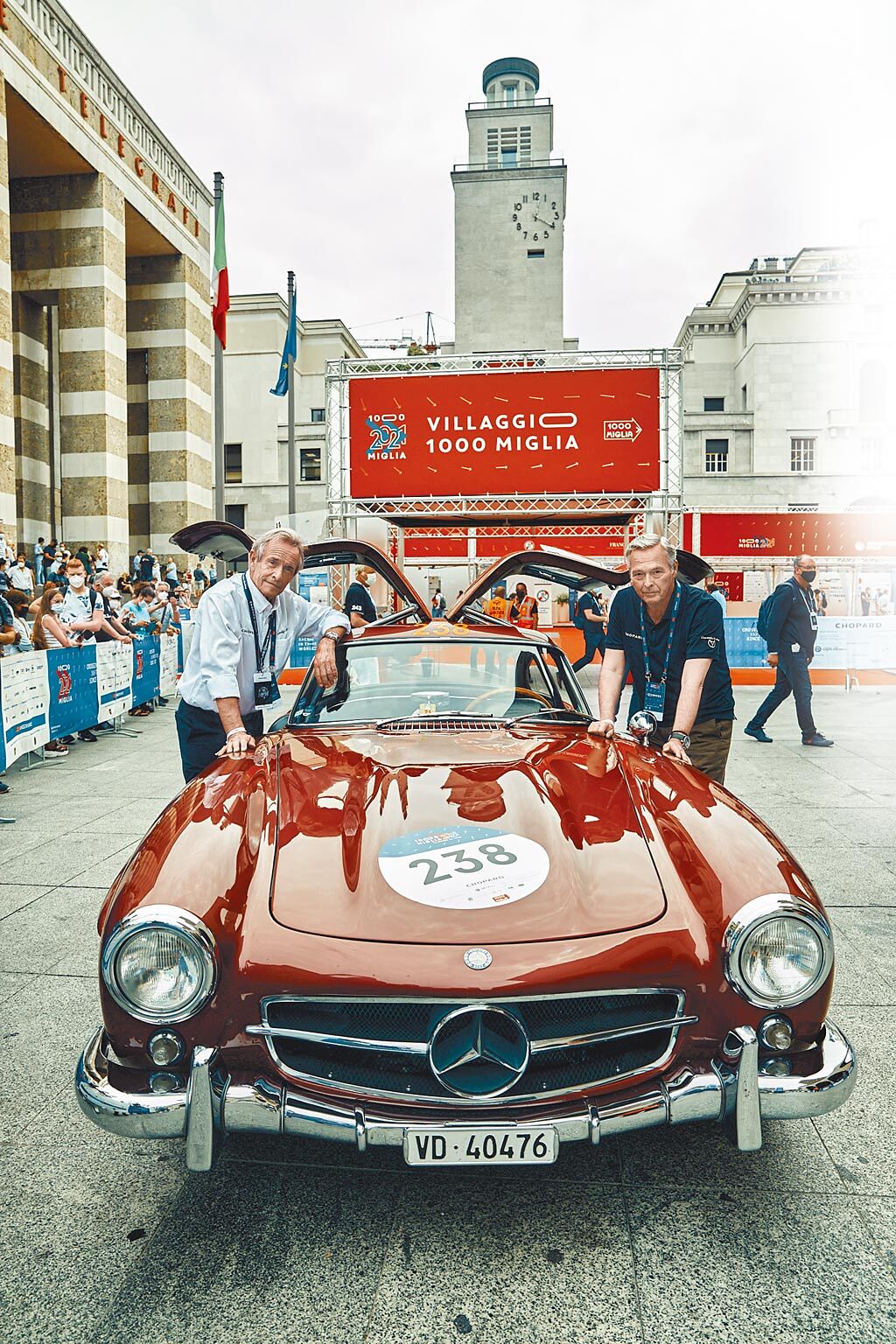 蕭邦聯合總裁Karl Friedrich Scheufele（右）與賽車手Jacky Ickx駕駛賓士300SL「Gullwing」骨董車參加Mille Miglia千里賽。（CHOPARD提供）