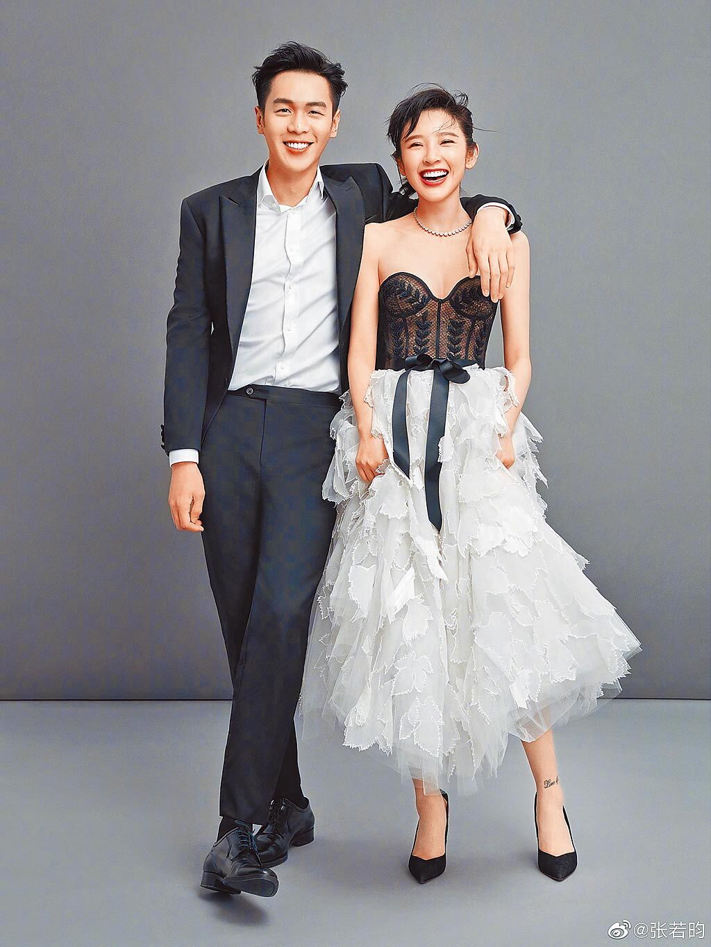 大陸明星夫妻檔張若昀（左）、唐藝昕日前慶祝結婚2周年。（摘自微博）