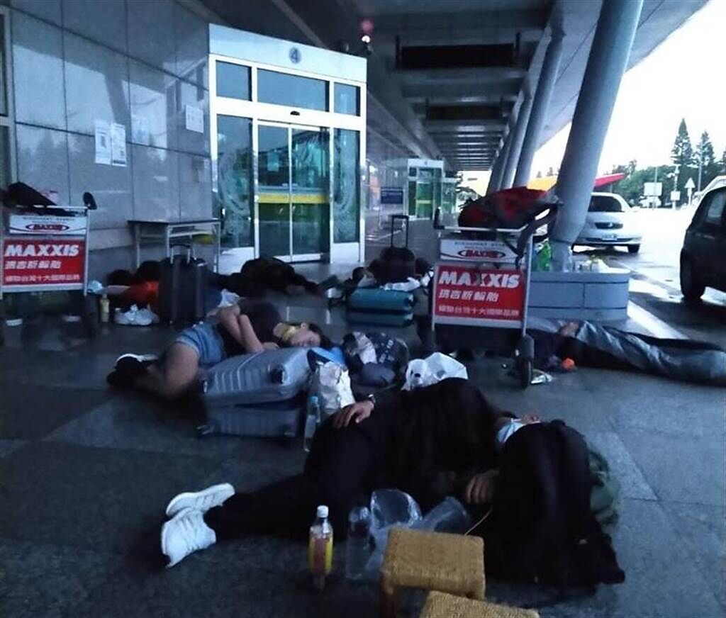 澎湖機場驚見人球，民眾卡5天回不了家，一群人抱著行李箱睡在機場外面。（圖／翻攝自澎湖大網聚）