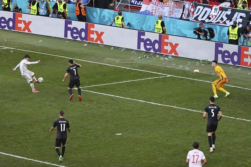 西班牙Alvaro Morata(左一)攻進球隊的第4分。（美聯社）