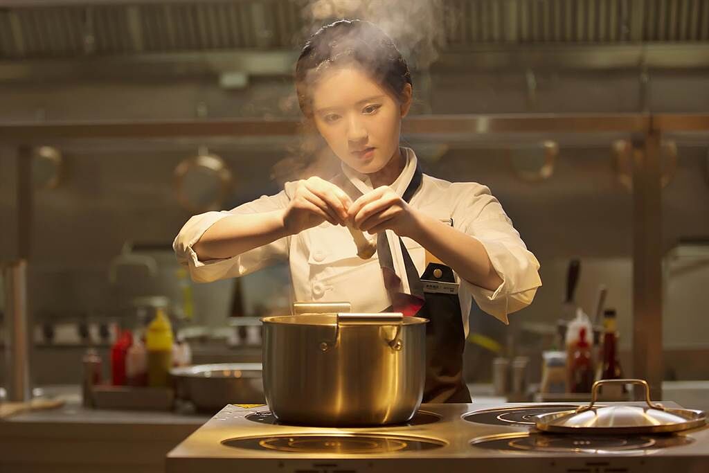 趙露思飾演廚藝了得的廚師。（中天娛樂台提供）