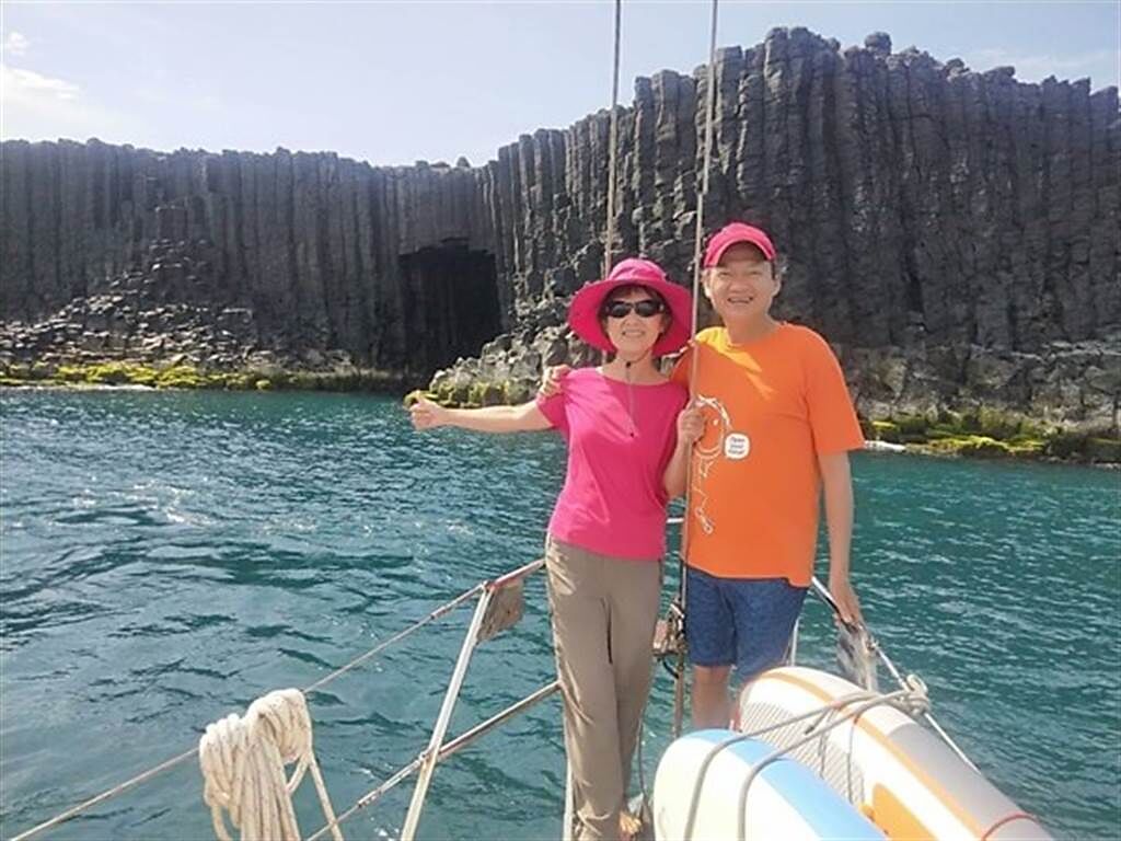 搭帆船看西吉島的藍洞，還有壯觀的玄武岩，美不勝收。(圖/大家健康雜誌 提供)