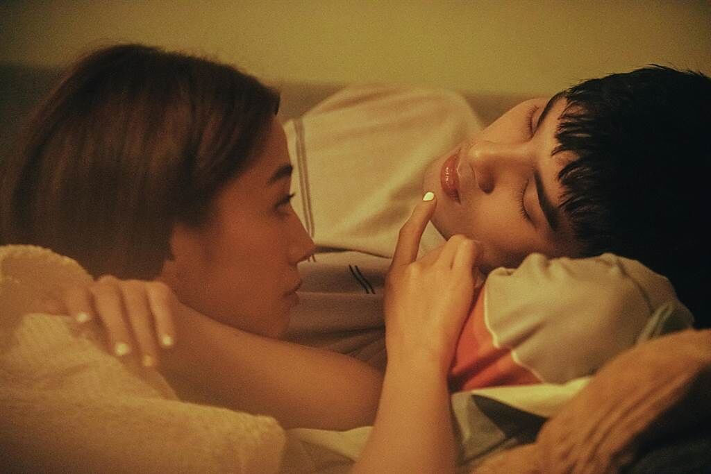 鬼鬼在〈我還是一個人〉MV中「指吻」黃偉晉。（愛貝克思提供）。