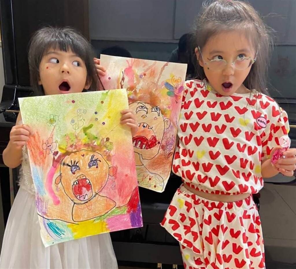 賈靜雯分享咘咘和Bo妞的自畫像，恐怖畫風連她都害怕，直呼「不想她們畫我」。(圖/ 摘自賈靜雯IG)