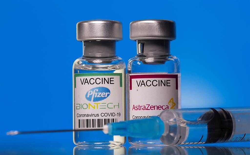 英國最新研究發現，混打AZ與輝瑞疫苗的免疫反應最佳，保護力比2劑同疫苗的保護效果還好。英國將從下個月開始推動混打疫苗計畫。（圖／路透）