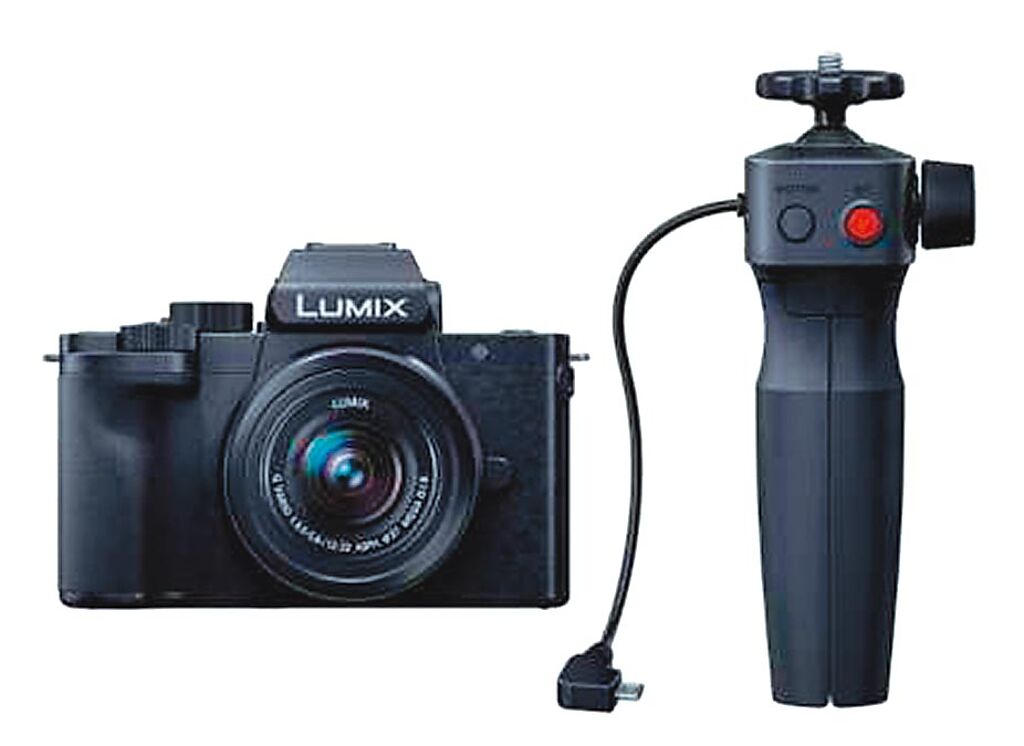 Panasonic「LUMIX G100 VLOG Mirrorless20單眼相機 V Kit（附Tripod Grip）」DC-G100V-K接連專用APP可加速上傳。（摘自biccamera.com）