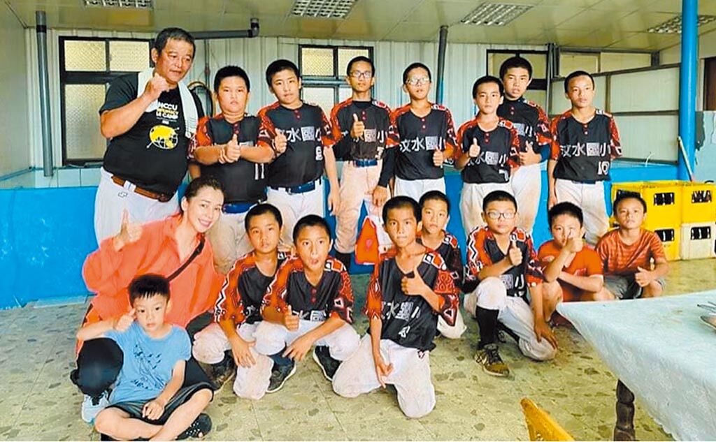 徐若瑄（前排左一）關懷偏鄉學童不遺餘力，捐助苗栗縣汶水國小棒球隊小朋友們物資。（威威巖娛樂提供）