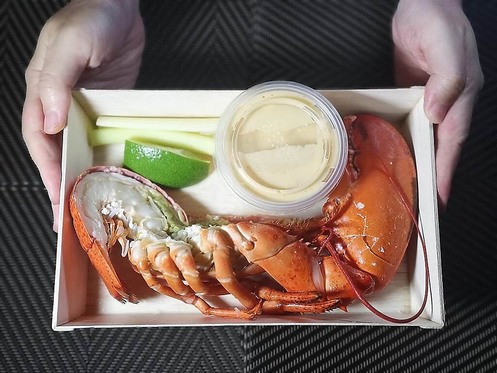 台北君悅酒店推出的「波士頓龍蝦」，是以現流水煮烹調，搭配蛋黃醬與芹菜盒裝。（圖／姚舜）