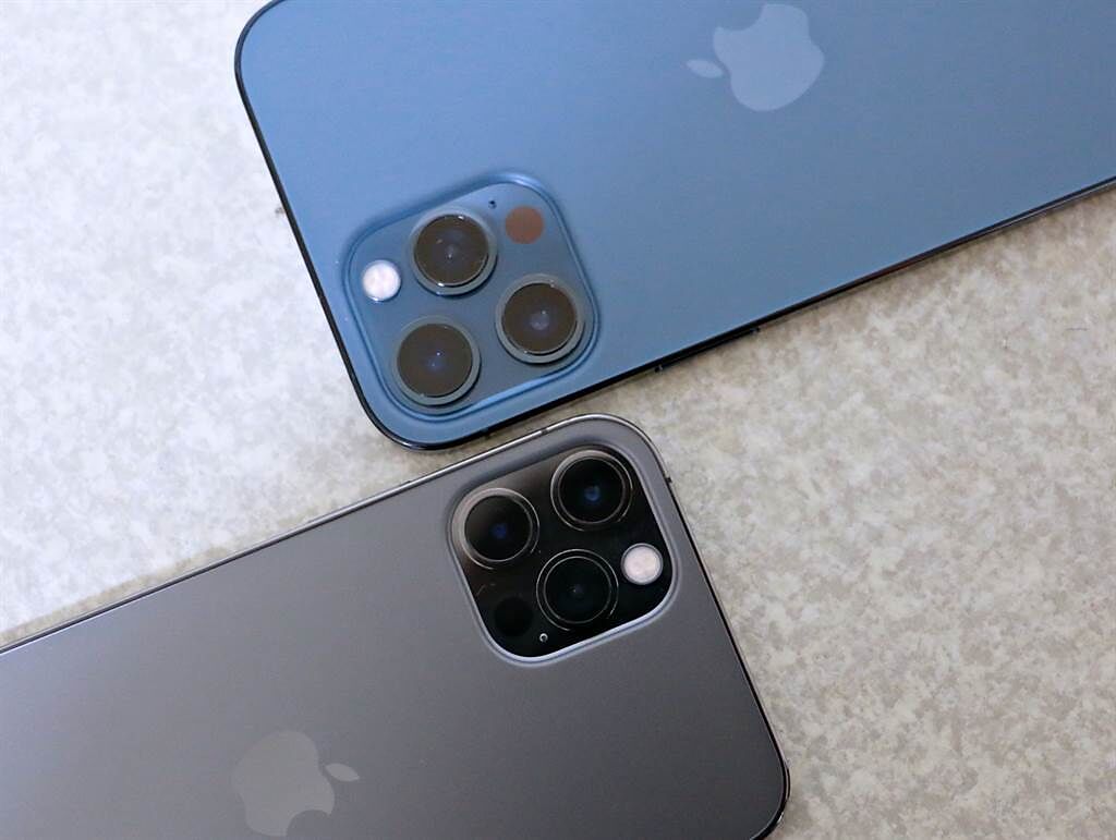 iPhone 12 Pro Max（太平洋藍）以及iPhone 12 Pro。前者主相機的尺寸明顯比後者更大。（黃慧雯攝）
