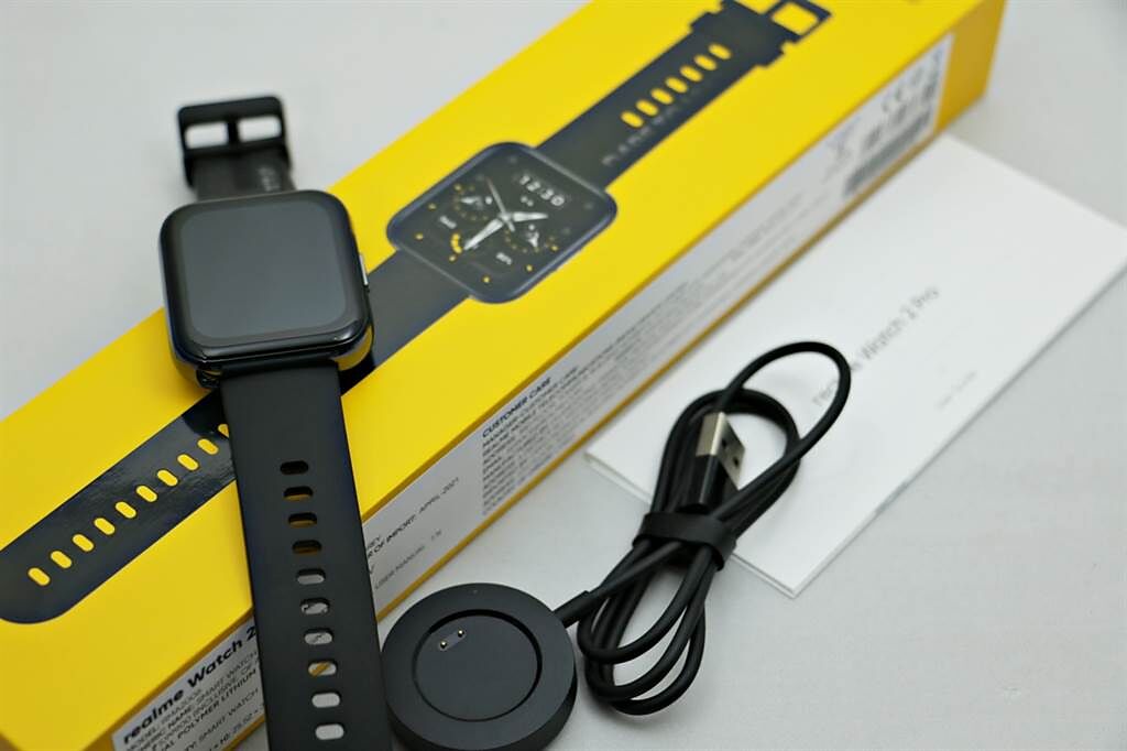 realme watch 2 Pro仍舊採用品牌經典的黃色包裝，內附手錶、充電器與說明書。（黃慧雯攝）