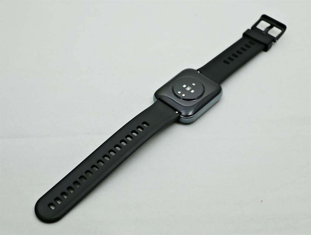 realme watch 2 Pro所附錶帶很長，含錶帶尺寸是255.2 x 38.9 x 12.65mm。（黃慧雯攝）
