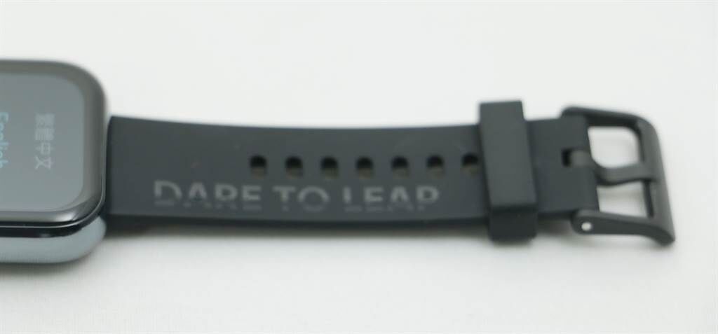 realme watch 2 Pro所附錶帶印上了Dare To Leap(敢越級)的品牌標語。（黃慧雯攝）