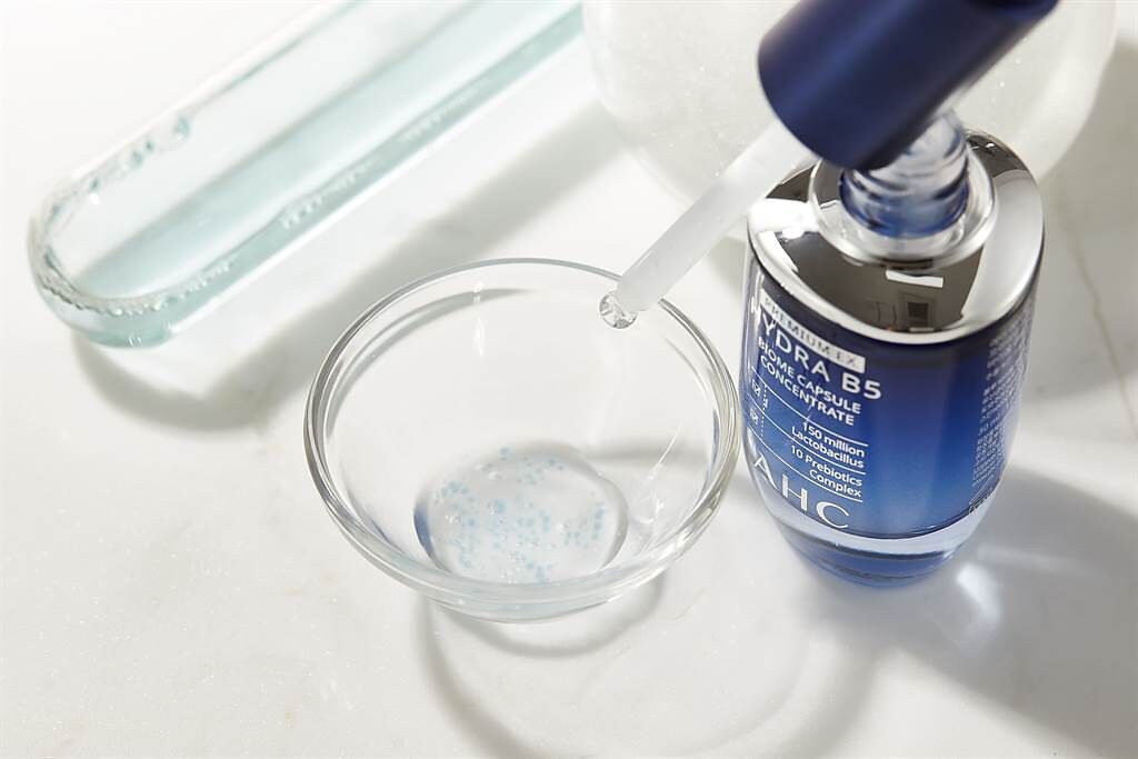 超微導B5能量修護賦活露的藍色粒子能維持肌膚好菌平衡，達到保溼、穩定膚況的效果。（圖／品牌提供）