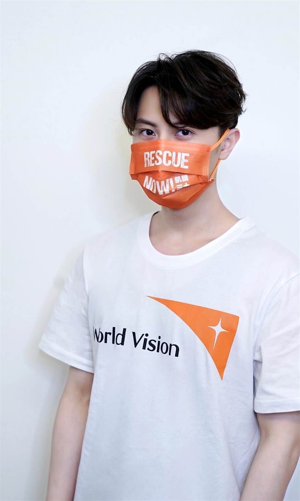 王子戴上 「救援Ener橘」口罩，邀請社會大眾響應飢餓三十各項行動。（台灣世界展望會提供）