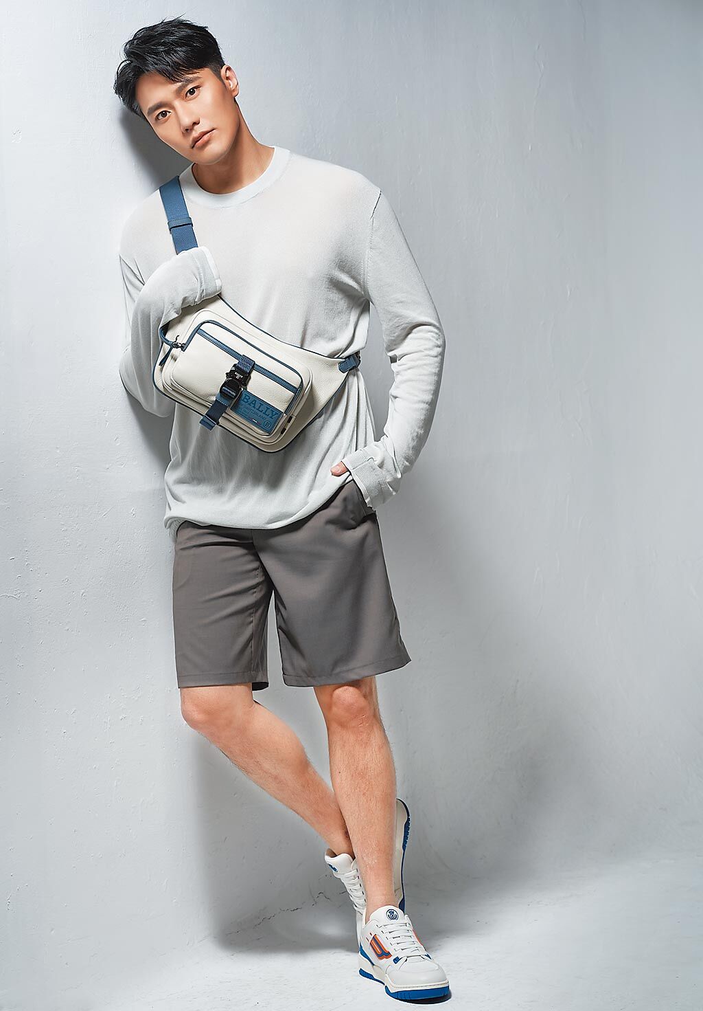 張睿家身穿Peter Wu新裝搭配BALLY RAISE UP系列 白色DRI-TAN牛皮雙層斜跨包，3萬5600元、KUBA系列運動鞋，1萬7600元。（服裝/Peter Wu、包包、鞋款/BALLY、攝影/JOJ PHOTO）