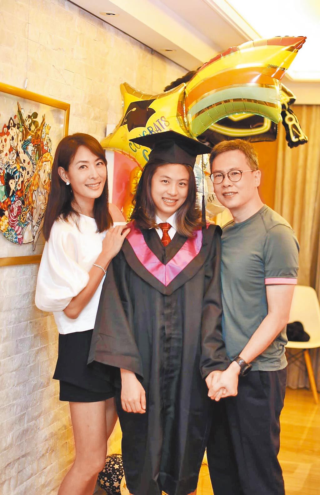 賈永婕（左）和老公王兆杰慶祝大女兒安安今年高中畢業。（摘自臉書）
