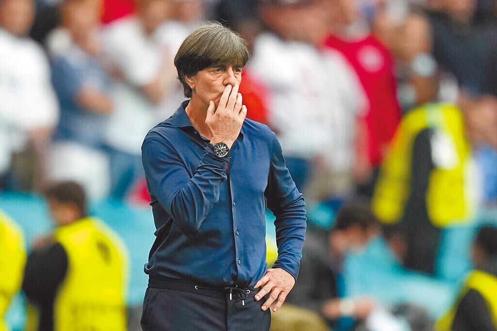 德國在歐國盃16強出局，總教練勒夫也下台一鞠躬。（美聯社）