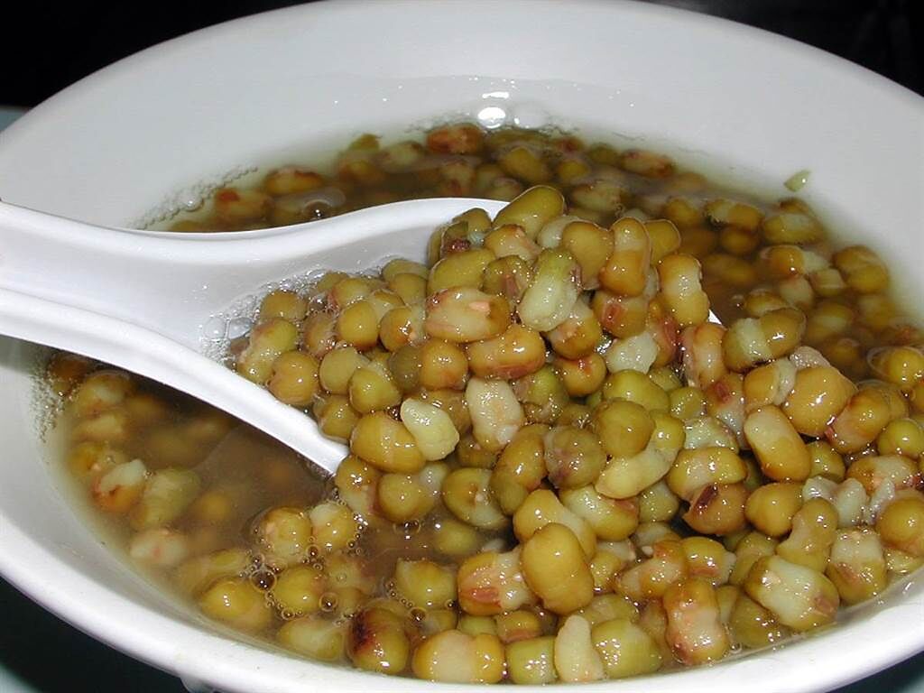 綠豆湯加薏仁，夏天吃起來清熱解濕又護脾胃，但中醫師提醒4大族群不宜多吃。(示意圖/本報系資料照片)