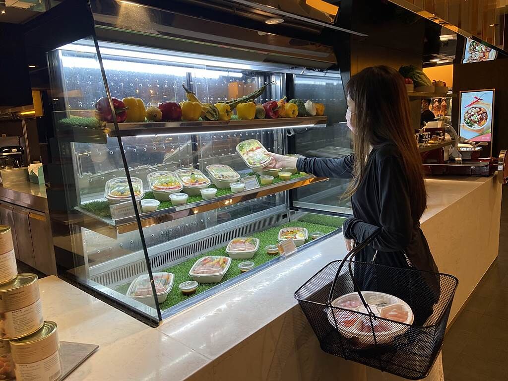 「美麗廚房」沙拉區內有女性喜歡的夏日輕食，包含「鮮蝦凱撒沙拉」、「千島燻鮭魚沙拉」與「酪梨田園沙拉」。（圖／寒舍艾美酒店）