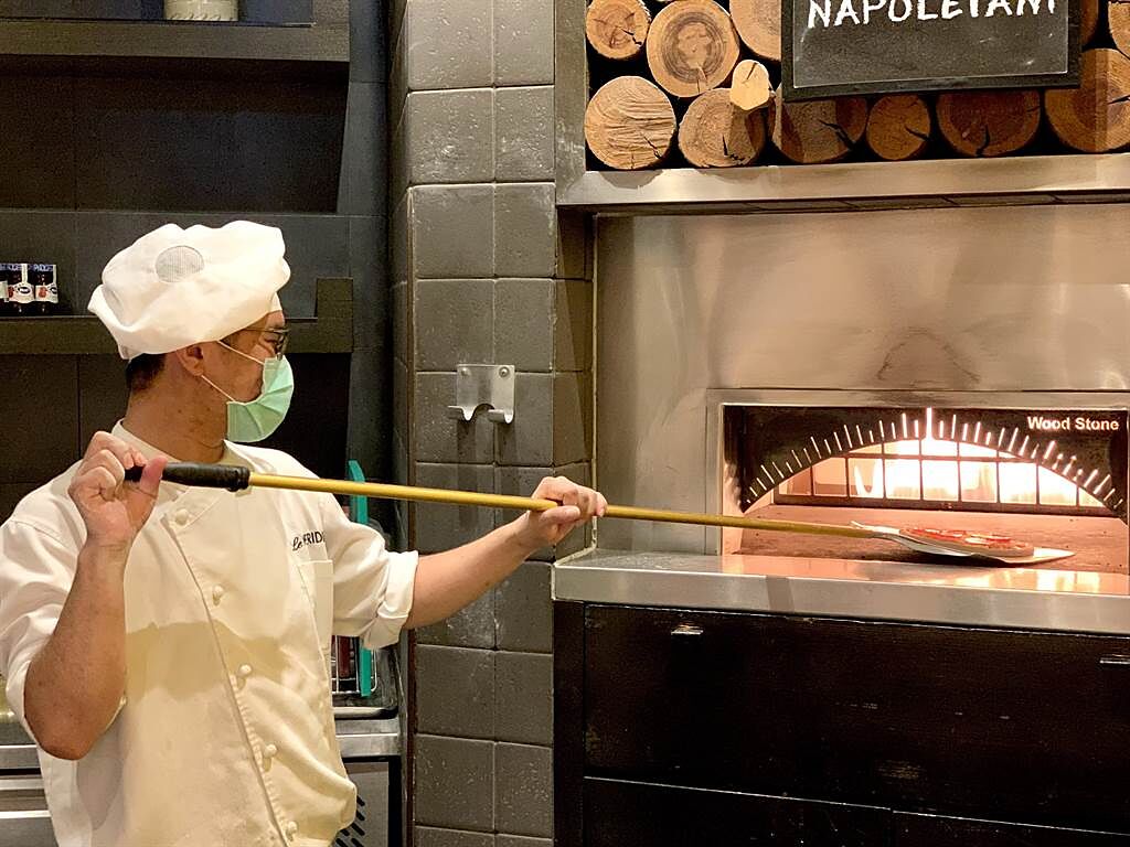 「美麗廚房」披薩區內有義大利APN拿坡里披薩職人協會認證，由主廚每日手工製作現烤。（圖／寒舍艾美酒店）