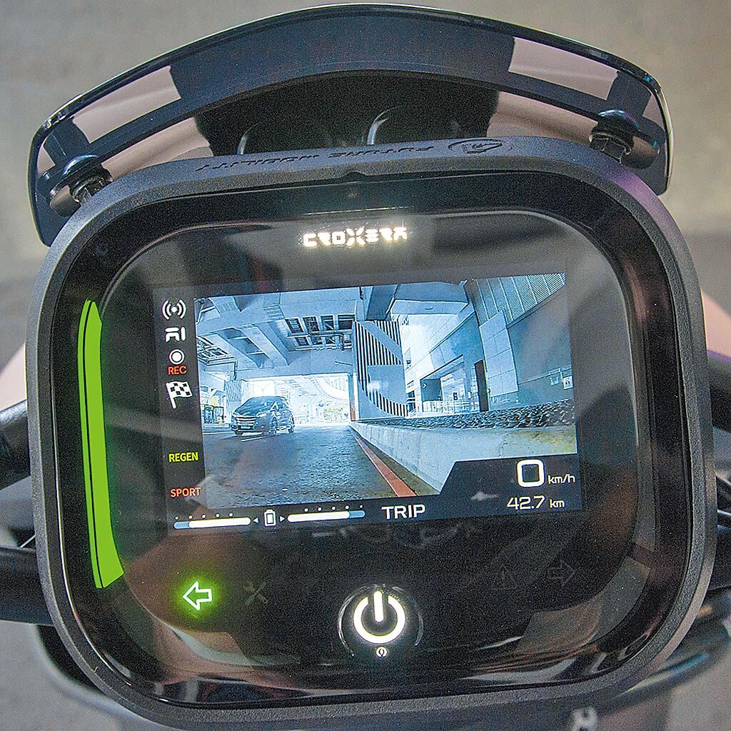 CROXERA 6智慧儀表可顯示車後景象。（陳大任攝）