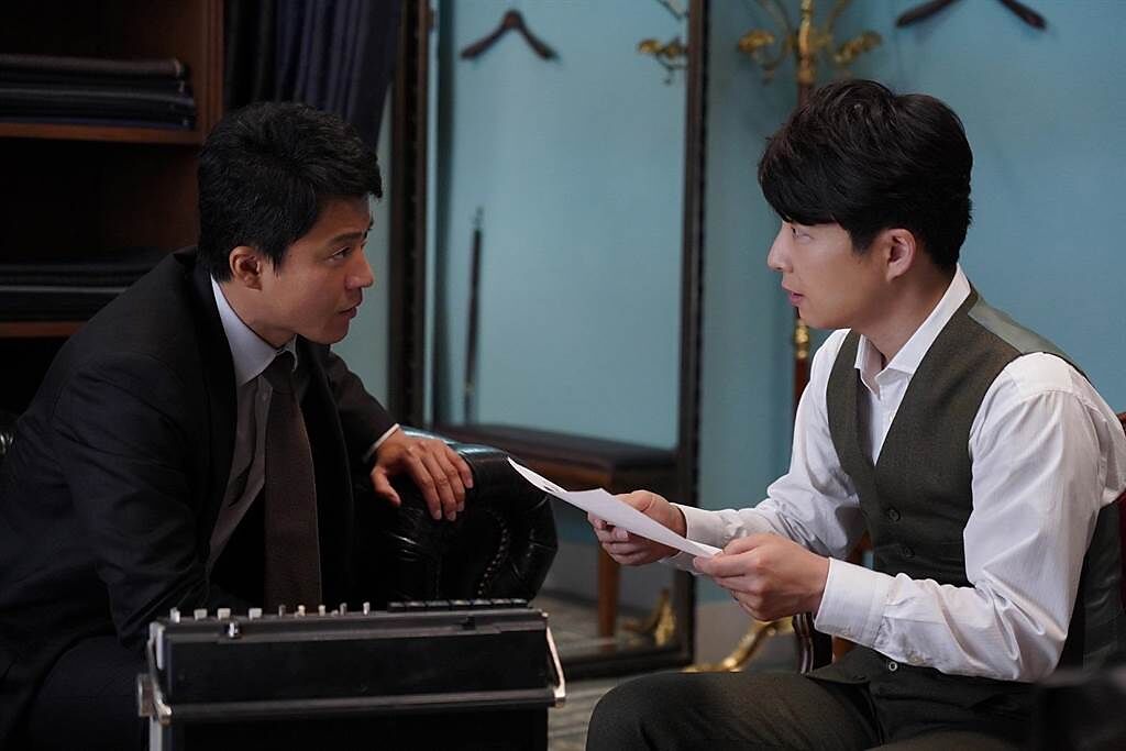 星野源（右）最新電影作品《罪之聲》即將在台灣上映。（車庫娛樂）