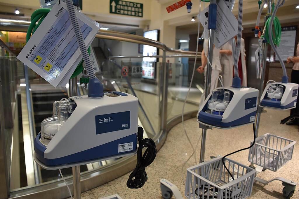由藝人王怡仁捐贈的3台呼吸神器，已在日前送到為恭醫院，並已用上治療新冠收治病患。（謝明俊攝）