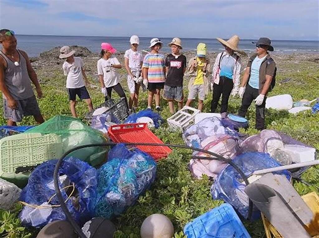 小兵、　湘涵與小小背包客在蘭嶼透過淨灘了解垃圾問題。（公視提供）