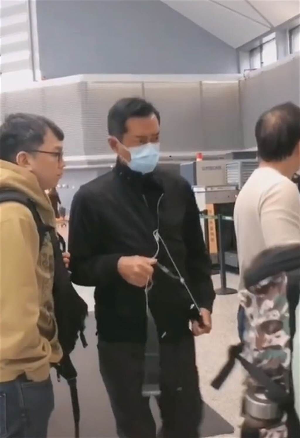 古天樂大陸機場過海關影片被起底瘋傳。(取自東網)