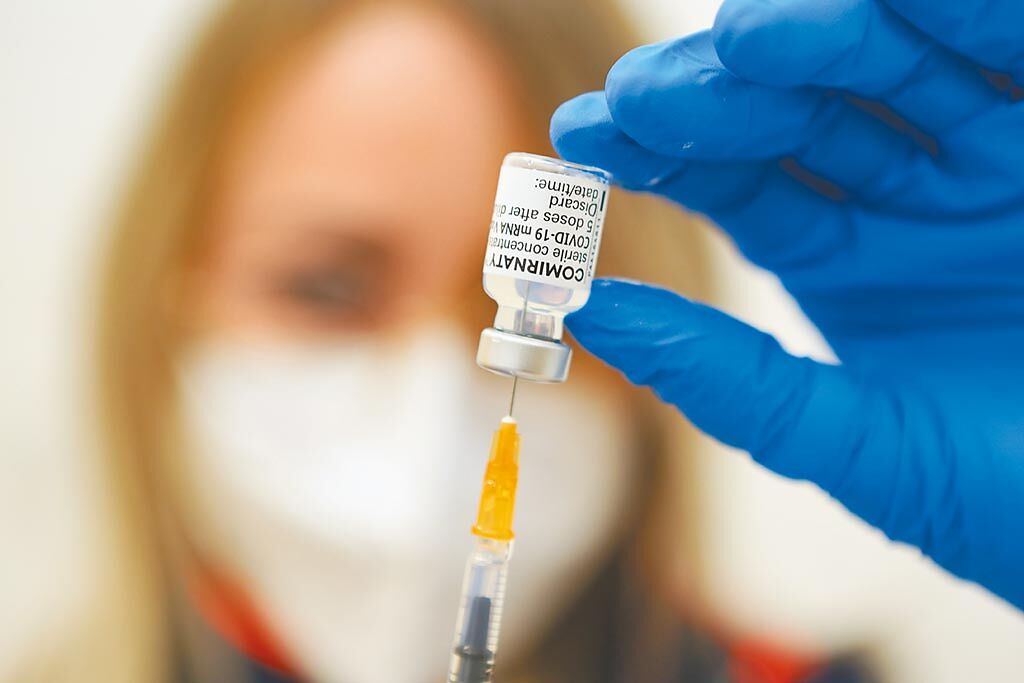 慈濟基金會有意捐贈500萬劑德國BNT疫苗，獲政院同意其循鴻海、台積電模式，成立慈濟基金會採購疫苗專案。（美聯社）