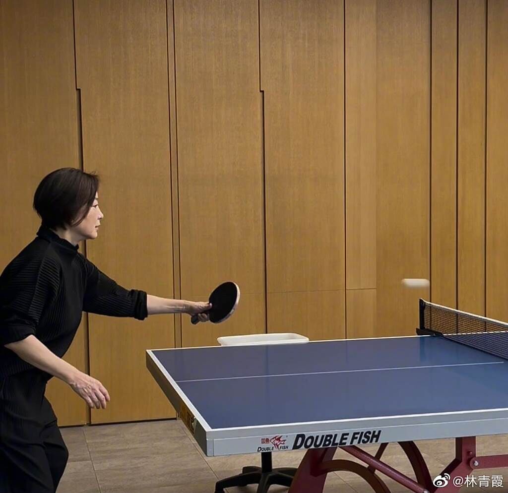 林青霞熱愛打桌球，覺得這項運動有益身心。（摘自微博）
