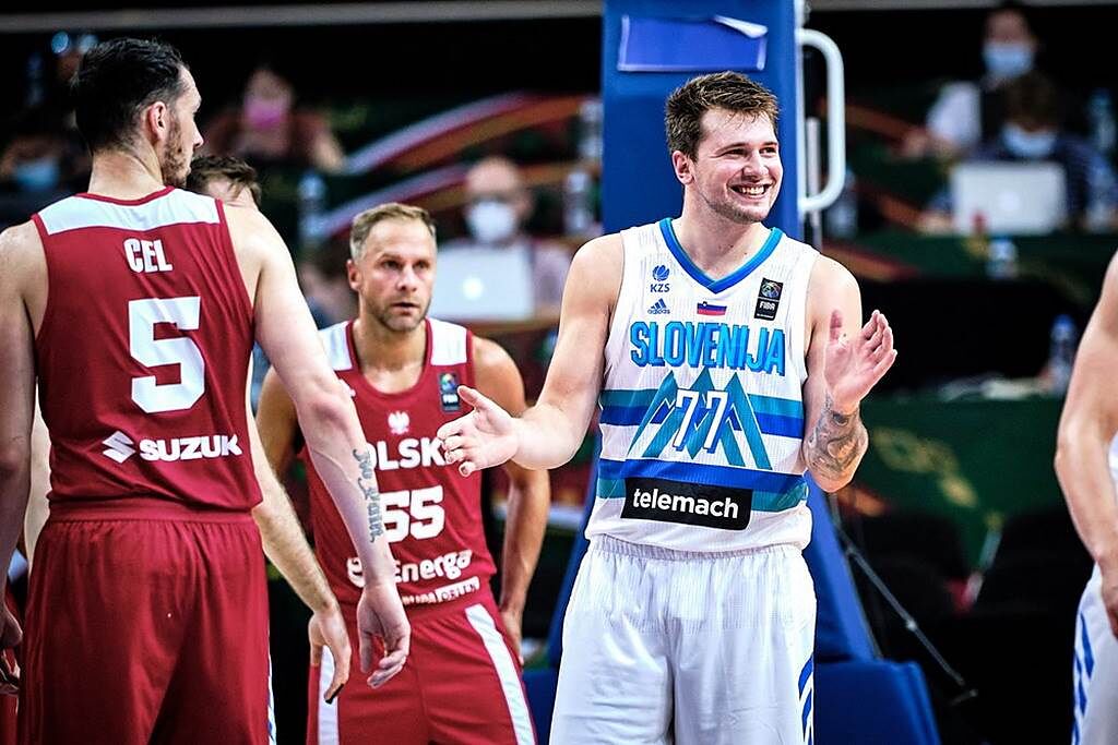 東契奇在場上露出燦爛笑容。(取自FIBA官網)