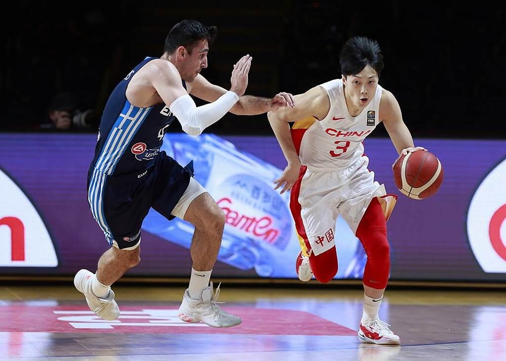 大陸隊胡明軒(右)運球尋求突破機會。(取自FIBA官網)