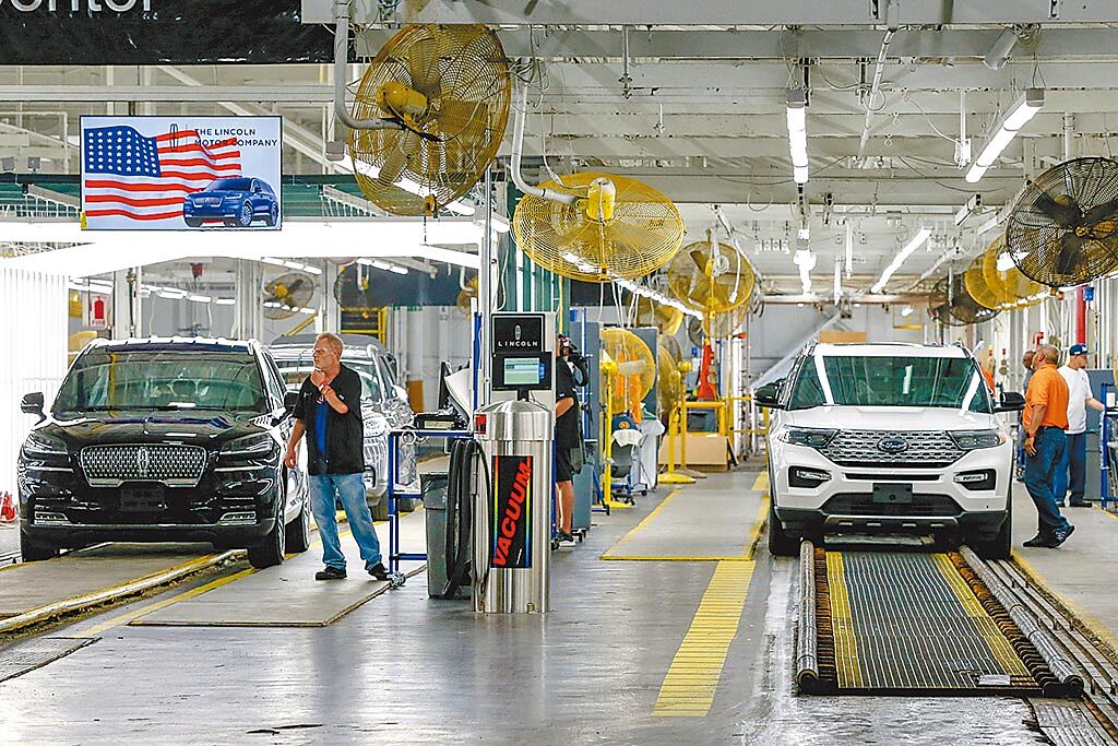 全球車用晶片持續缺貨，迫使福特宣布大幅削減北美產量。圖／美聯社