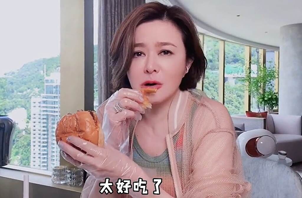 關之琳曬出吃漢堡影片。（圖／翻攝自微博）